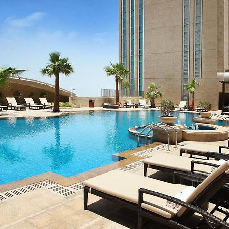 Sofitel Abu Dhabi Corniche Hotel Facilități foto The pool at the hotel