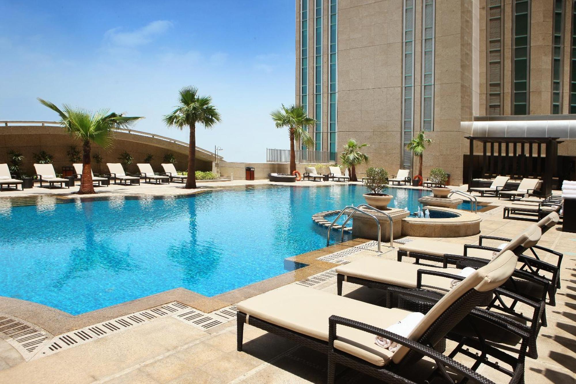 Sofitel Abu Dhabi Corniche Hotel Facilități foto The pool at the hotel