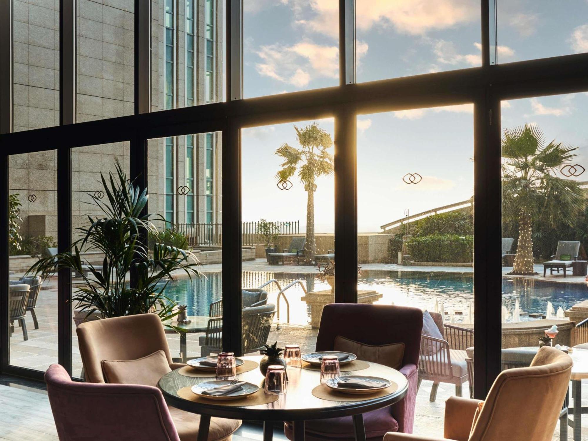 Sofitel Abu Dhabi Corniche Hotel Exterior foto